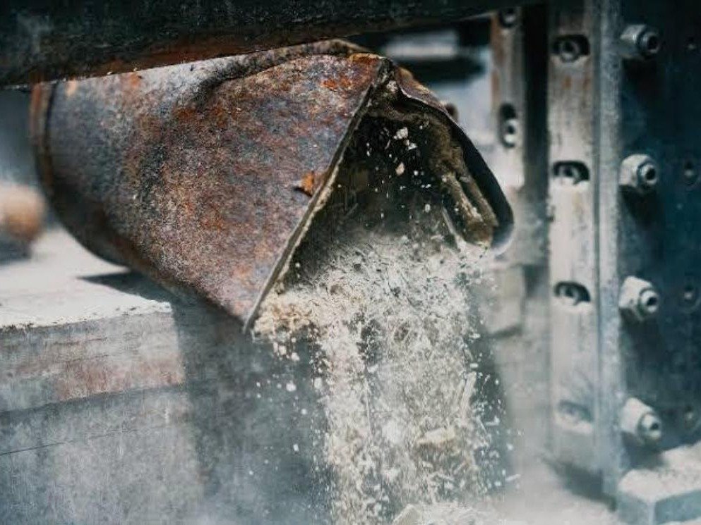 Milled catalyst substrate discharging from the mill as a fine grey powder